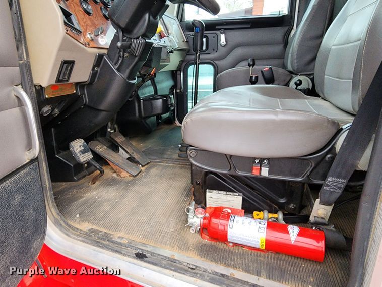 image for item JW9938 2007 Peterbilt 335  dump truck