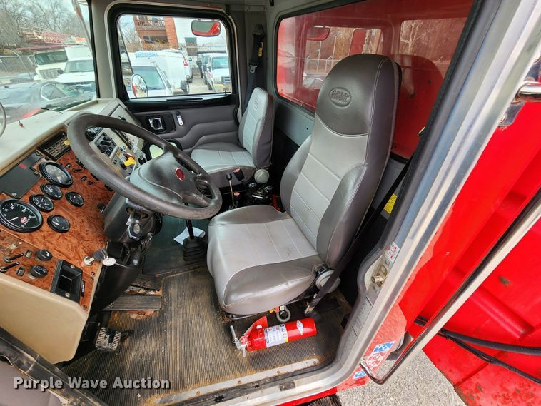 image for item JW9938 2007 Peterbilt 335  dump truck