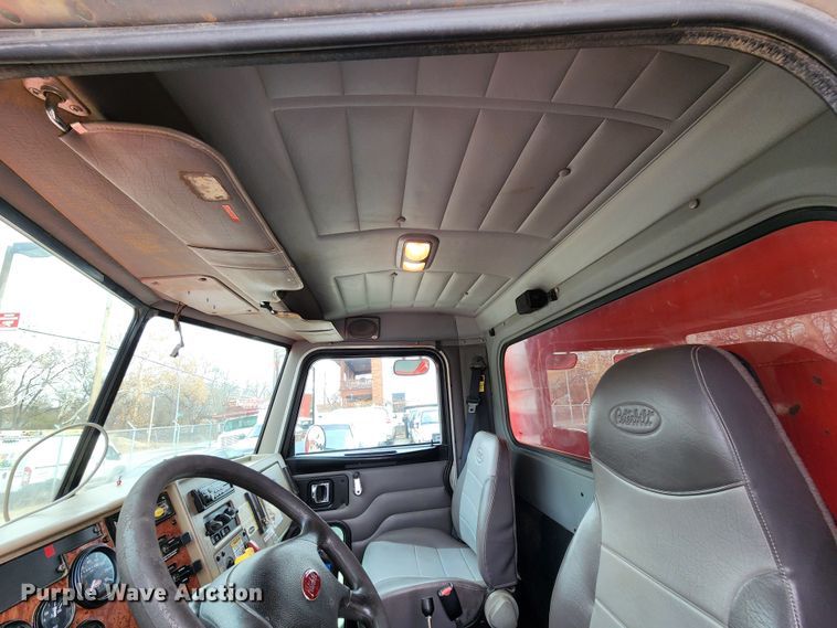 image for item JW9938 2007 Peterbilt 335  dump truck