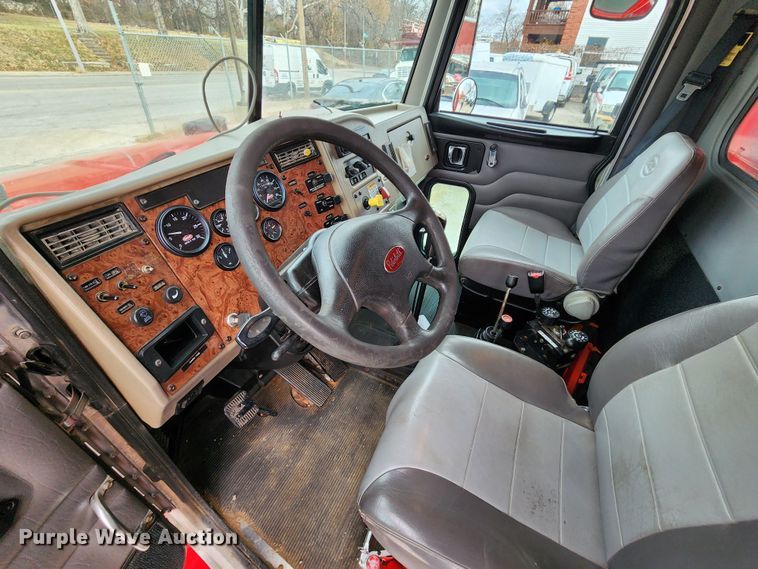 image for item JW9938 2007 Peterbilt 335  dump truck