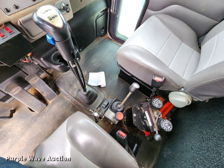 image for item JW9938 2007 Peterbilt 335  dump truck