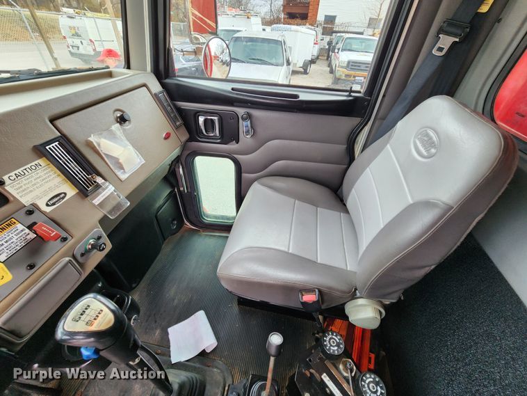 image for item JW9938 2007 Peterbilt 335  dump truck