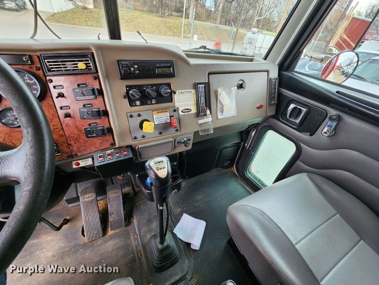 image for item JW9938 2007 Peterbilt 335  dump truck