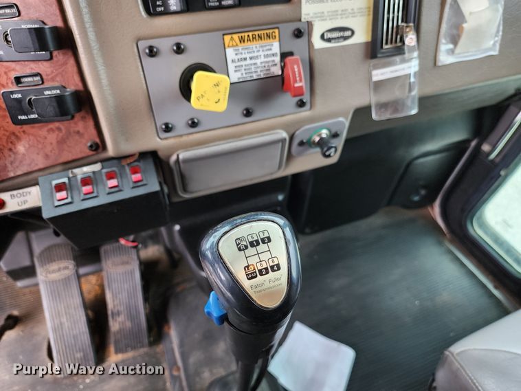 image for item JW9938 2007 Peterbilt 335  dump truck