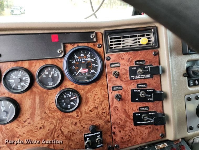 image for item JW9938 2007 Peterbilt 335  dump truck