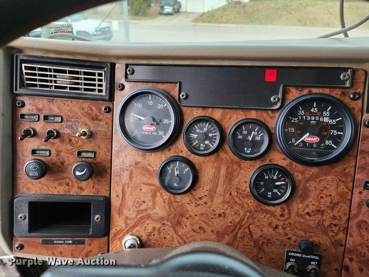 image for item JW9938 2007 Peterbilt 335  dump truck