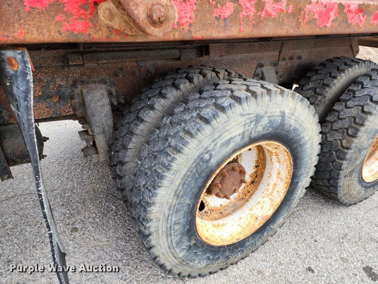 image for item JW9938 2007 Peterbilt 335  dump truck