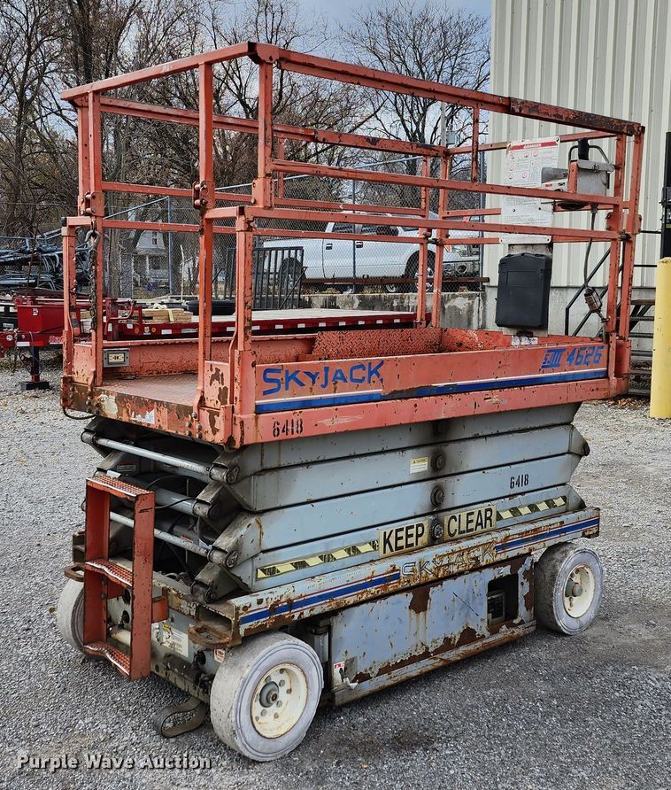 image for item JW9955 2001 Skyjack SJIII 4626  scissor lift