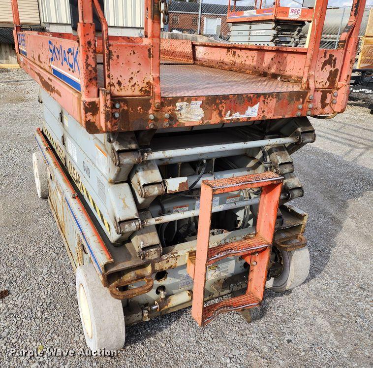 image for item JW9955 2001 Skyjack SJIII 4626  scissor lift