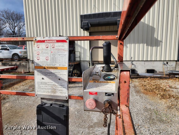 image for item JW9955 2001 Skyjack SJIII 4626  scissor lift