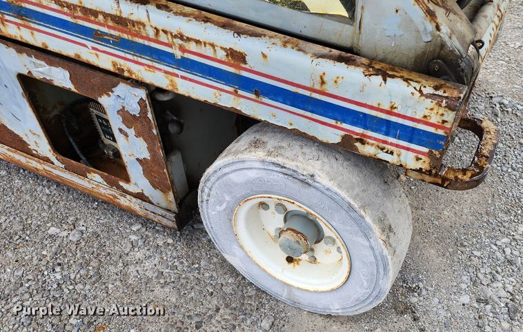 image for item JW9955 2001 Skyjack SJIII 4626  scissor lift