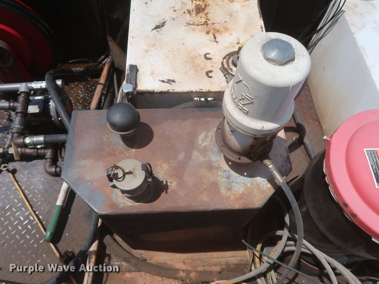 image for item JX9232 1998 Chevrolet C7500  fuel / lube truck