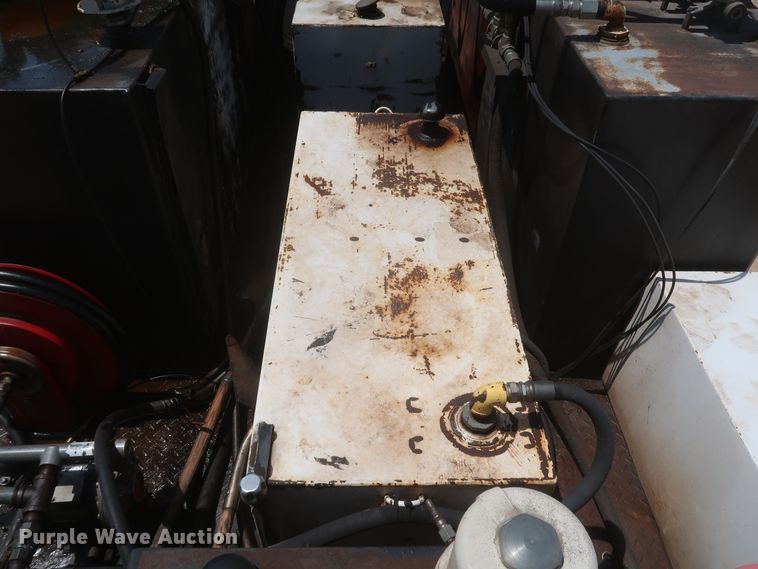 image for item JX9232 1998 Chevrolet C7500  fuel / lube truck