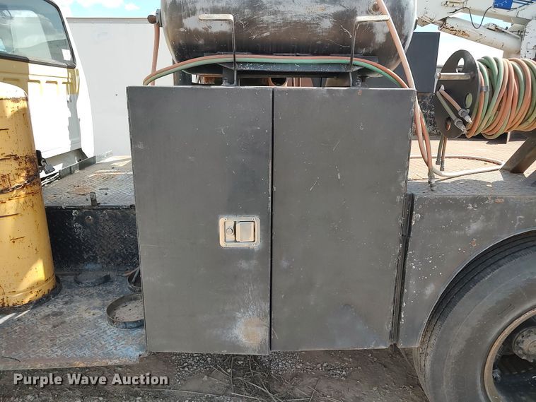 image for item JX9257 1995 Ford F700  utility / service truck