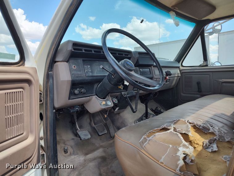 image for item JX9257 1995 Ford F700  utility / service truck