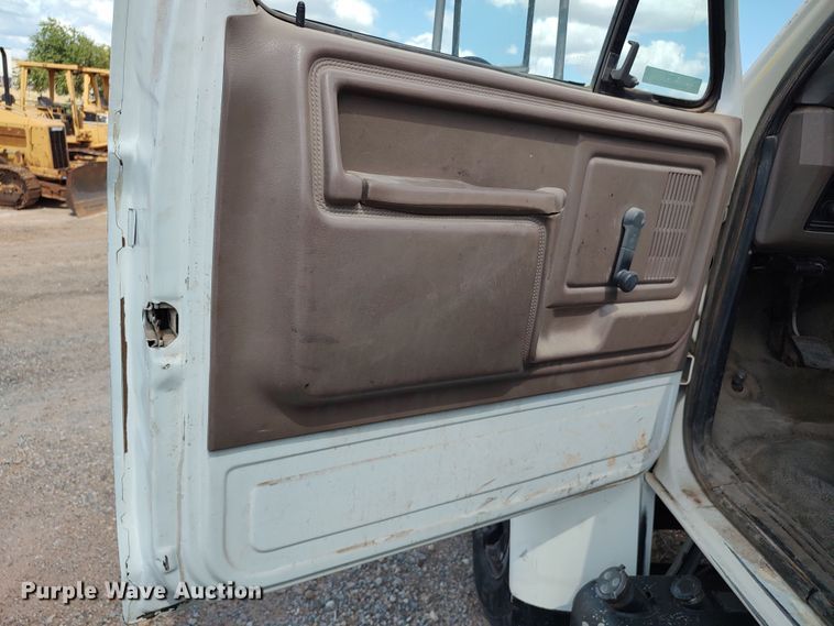 image for item JX9257 1995 Ford F700  utility / service truck