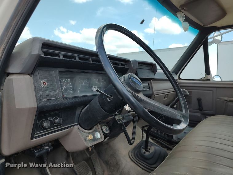 image for item JX9257 1995 Ford F700  utility / service truck