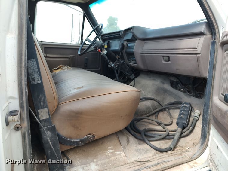 image for item JX9257 1995 Ford F700  utility / service truck