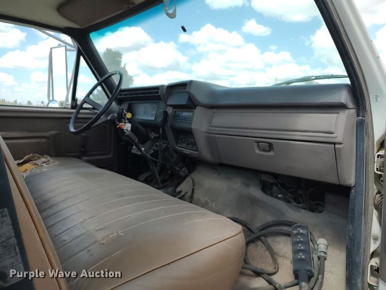 image for item JX9257 1995 Ford F700  utility / service truck