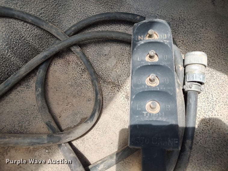 image for item JX9257 1995 Ford F700  utility / service truck