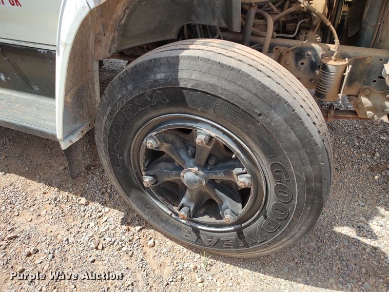 image for item JX9257 1995 Ford F700  utility / service truck