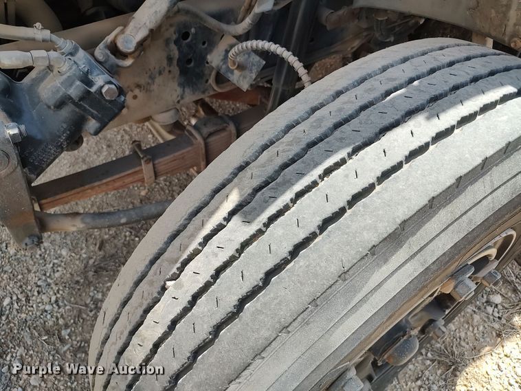 image for item JX9257 1995 Ford F700  utility / service truck