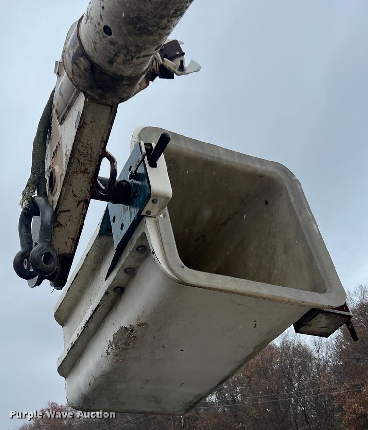 image for item KF9756 1990 International 4700  crew cab bucket truck