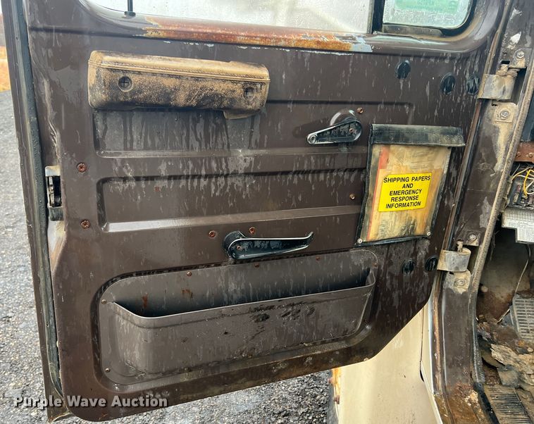 image for item KF9756 1990 International 4700  crew cab bucket truck