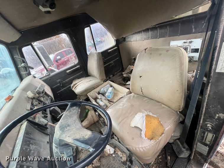 image for item KF9756 1990 International 4700  crew cab bucket truck