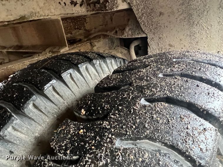 image for item KF9756 1990 International 4700  crew cab bucket truck