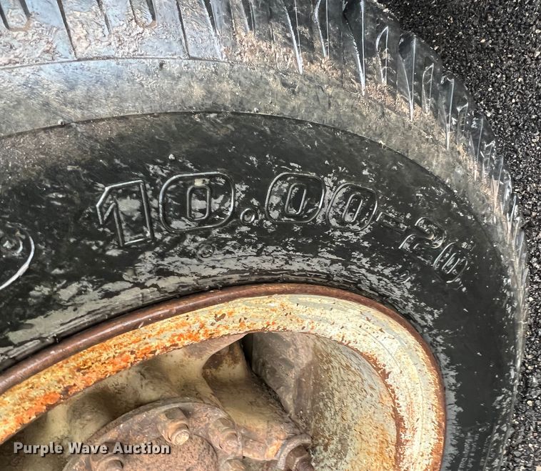 image for item KF9756 1990 International 4700  crew cab bucket truck