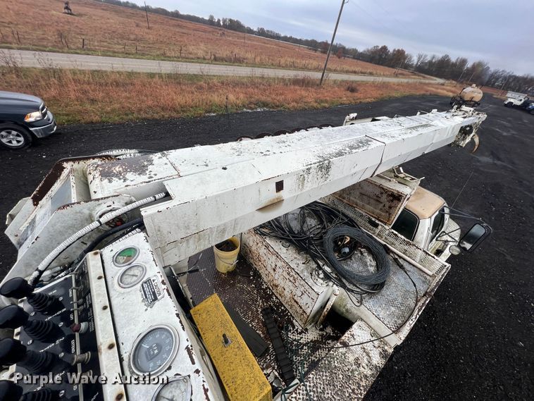 image for item KF9759 1997 Ford F800  digger derrick truck