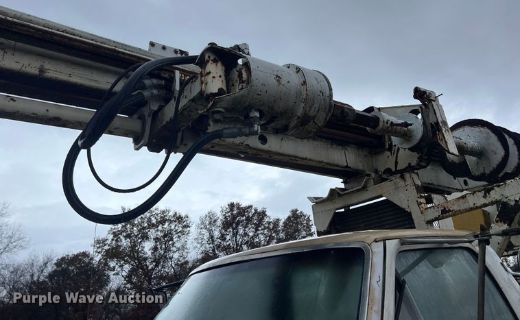 image for item KF9759 1997 Ford F800  digger derrick truck