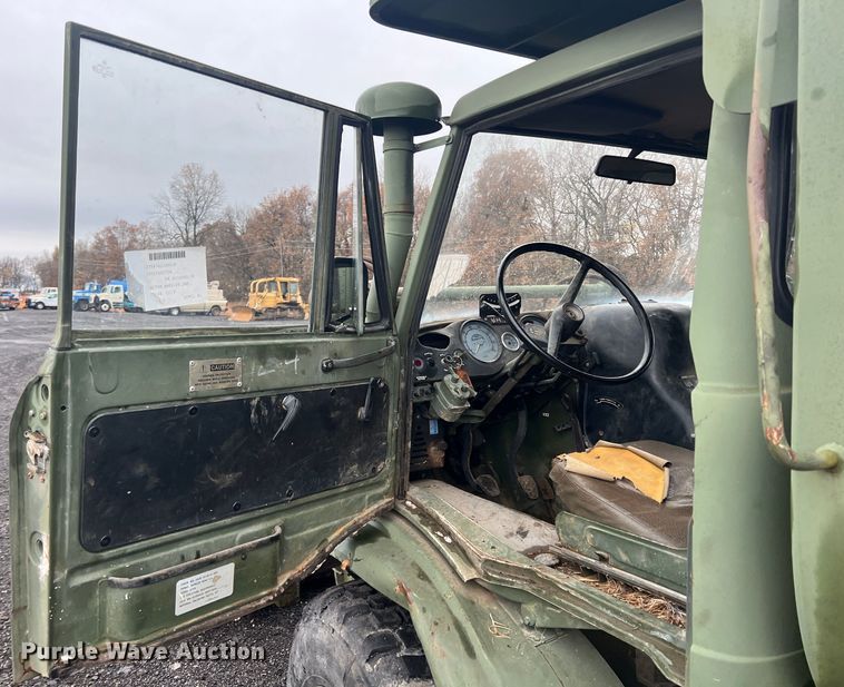 image for item KF9767 1990 Freightliner FLU419  emplacement excavator