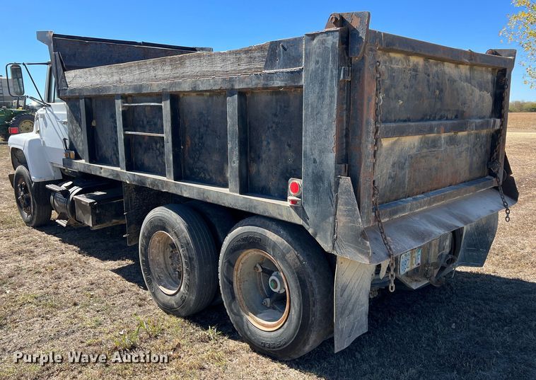image for item KF9862 1984 Ford L8000  dump truck