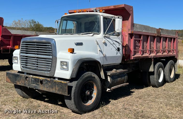 image for item KF9863 1992 Ford L8000  dump truck