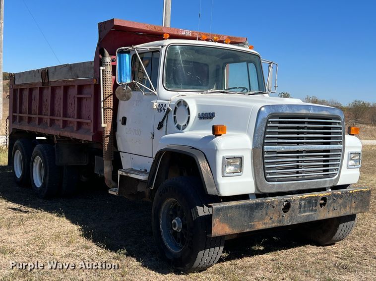 image for item KF9863 1992 Ford L8000  dump truck