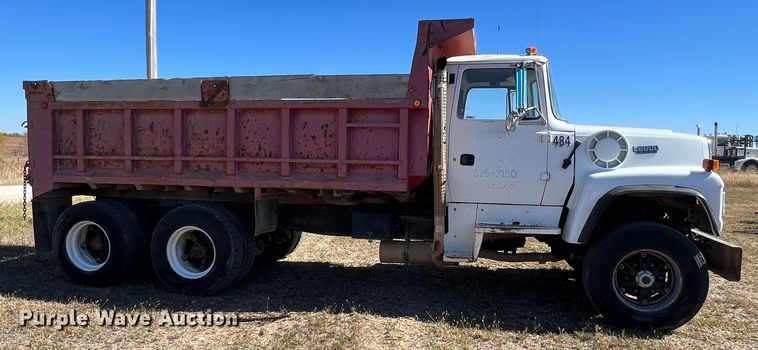 image for item KF9863 1992 Ford L8000  dump truck