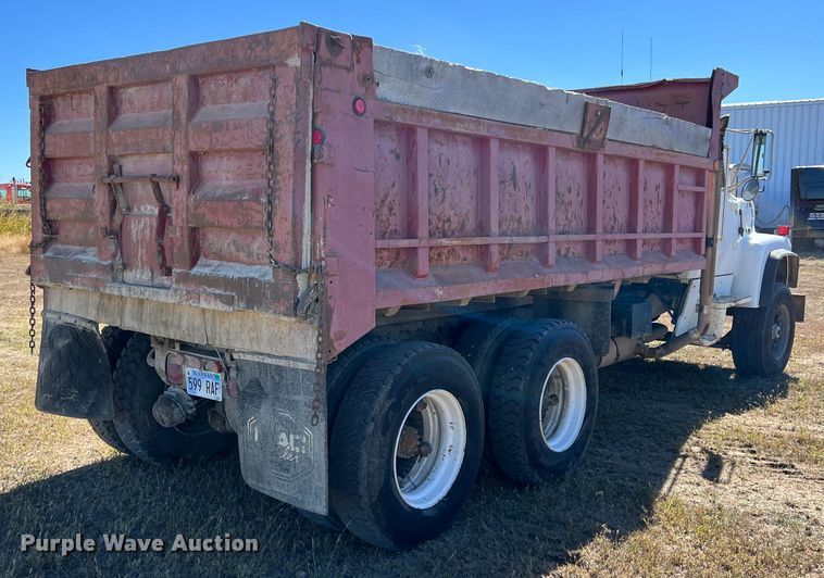 image for item KF9863 1992 Ford L8000  dump truck