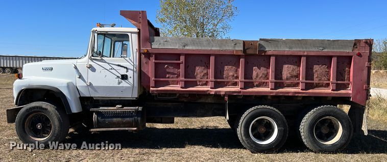 image for item KF9863 1992 Ford L8000  dump truck