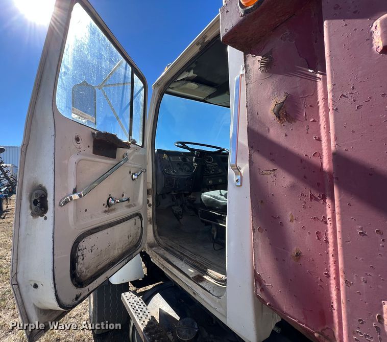 image for item KF9863 1992 Ford L8000  dump truck