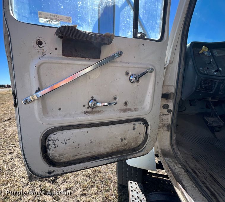 image for item KF9863 1992 Ford L8000  dump truck