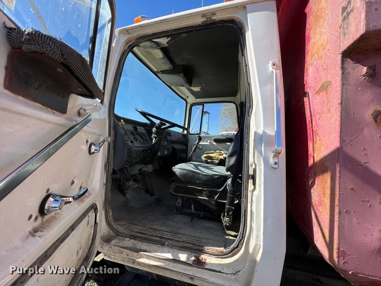 image for item KF9863 1992 Ford L8000  dump truck