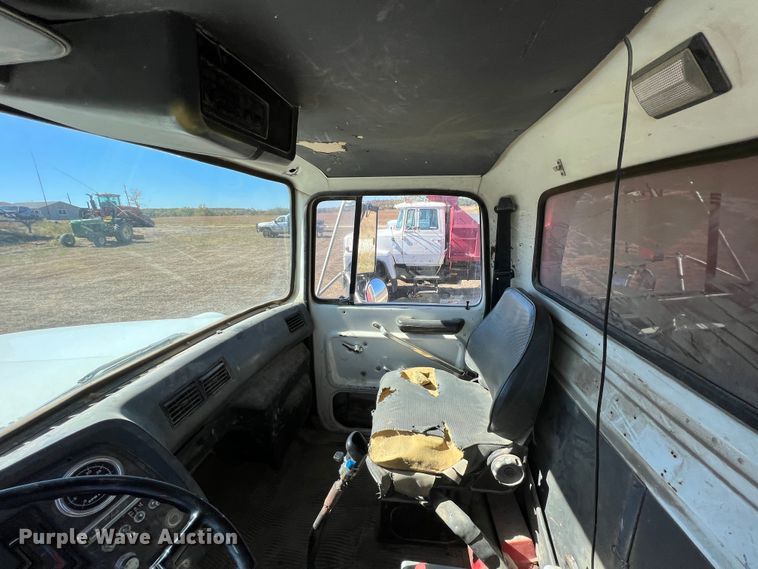 image for item KF9863 1992 Ford L8000  dump truck