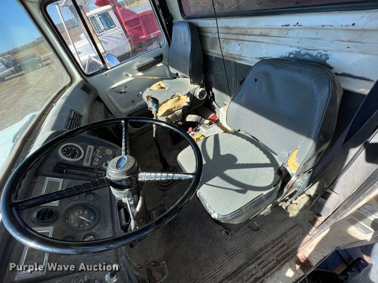 image for item KF9863 1992 Ford L8000  dump truck