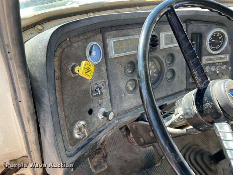 image for item KF9863 1992 Ford L8000  dump truck