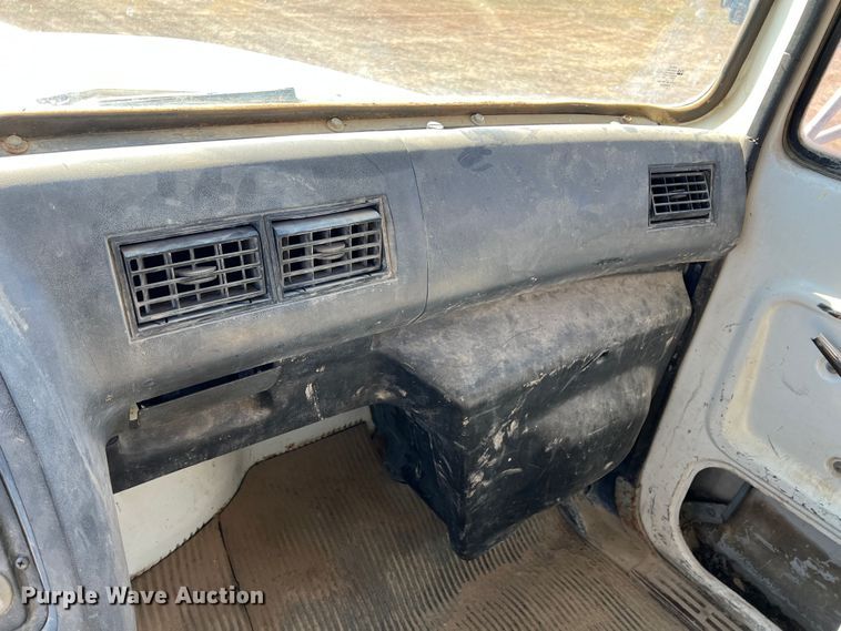 image for item KF9863 1992 Ford L8000  dump truck