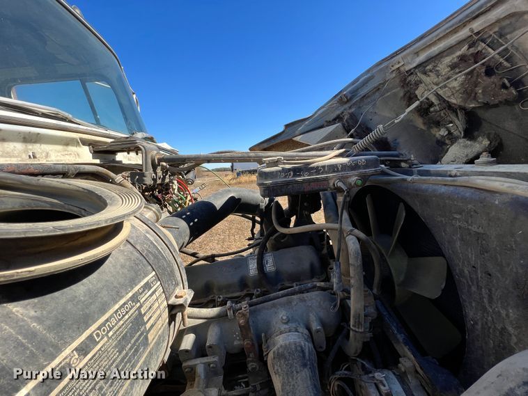 image for item KF9863 1992 Ford L8000  dump truck