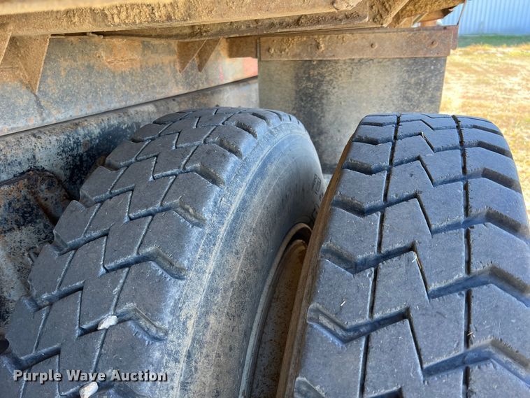 image for item KF9863 1992 Ford L8000  dump truck