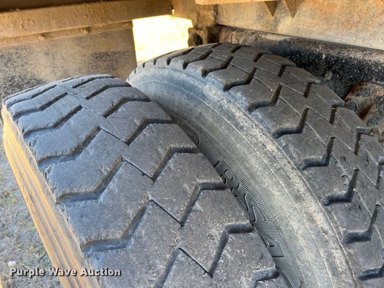 image for item KF9863 1992 Ford L8000  dump truck